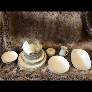 Vintage NORITAKE Japan WHITEBROOK 6441, 31pc set service 4 settings - 7 pieces